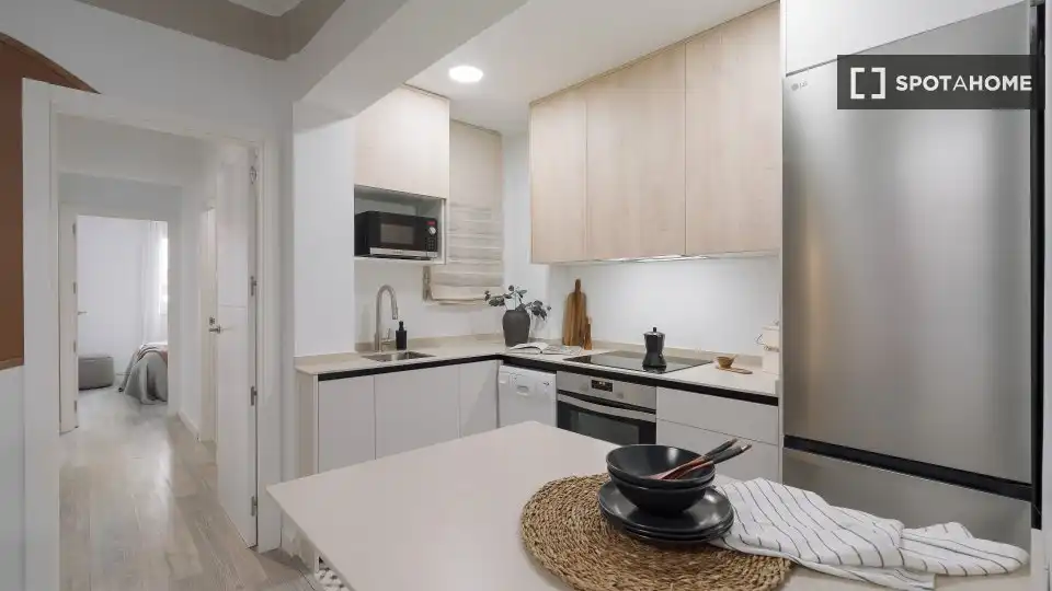 Cuina de Apartament per a compartir en Madrid amb Aire condicionat, Terrassa i Moblat