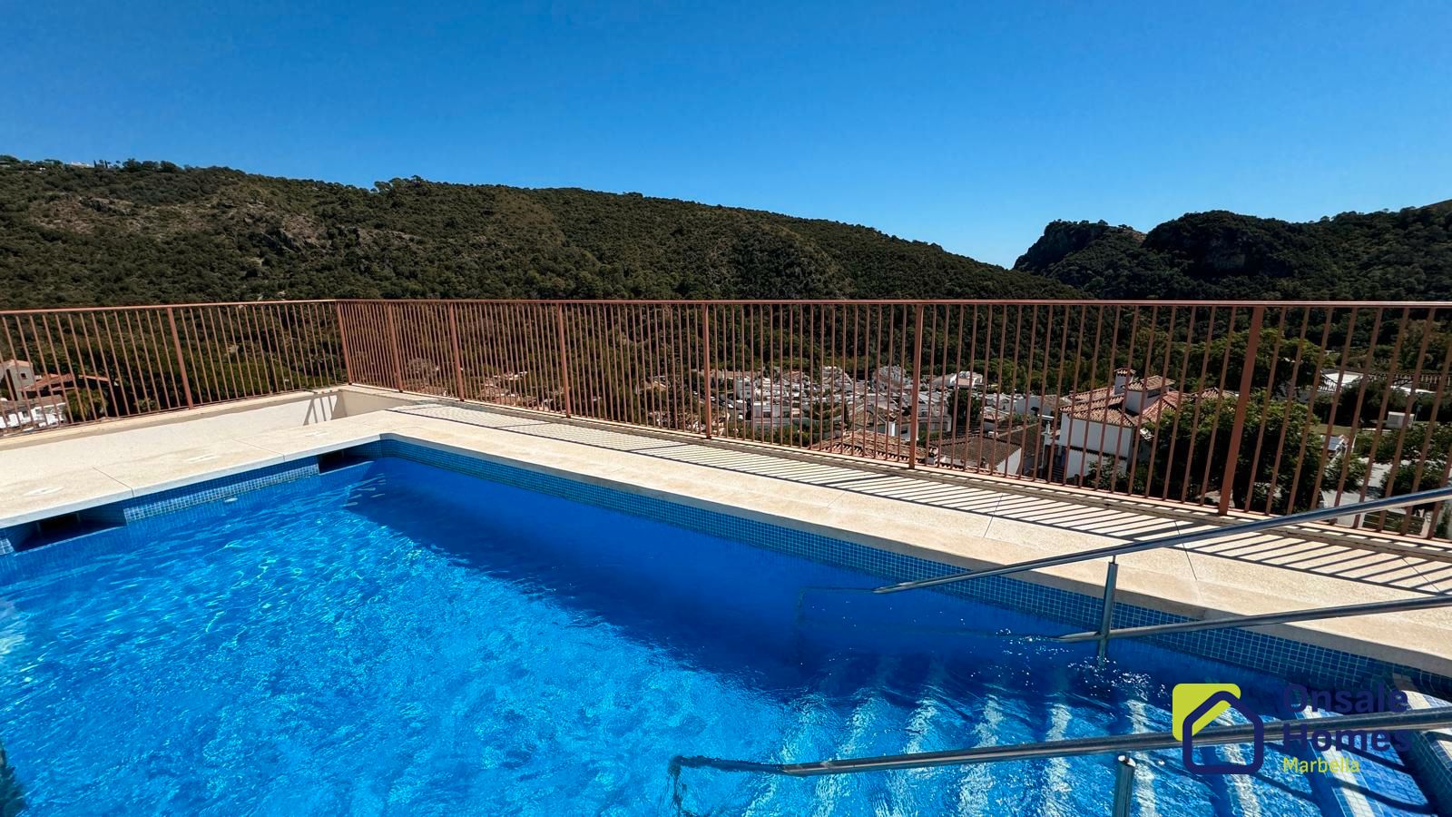 Piscina de Estudi en venda en Benahavís amb Balcó i Piscina comunitària