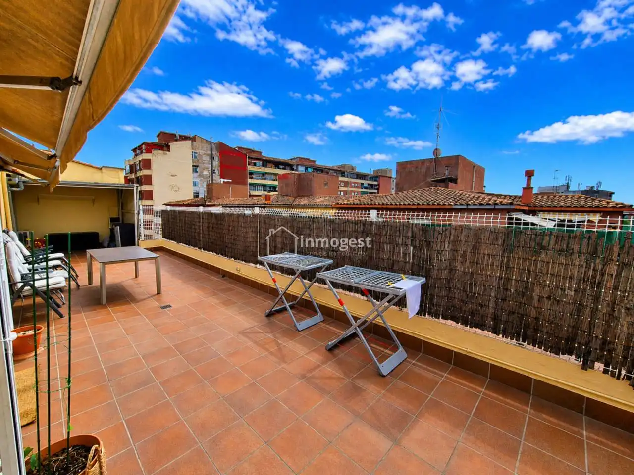 Terrasse von Dachboden zum Verkauf in Salt mit Heizung und Terrasse