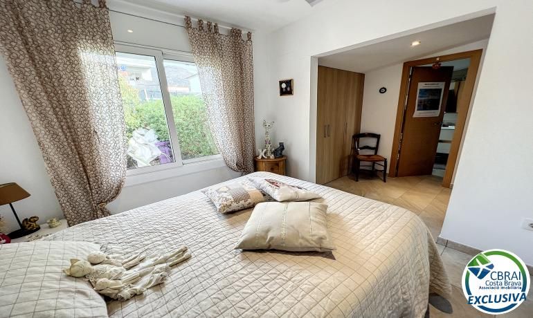 Dormitori de Casa o xalet en venda en Roses amb Calefacció, Jardí privat i Moblat