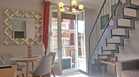 Precioso áticodúplex, recién reformado, en el corazón de la Latina, en el Madrid histórico. Balcón a la calle. Salón comedor con s, Bild 2