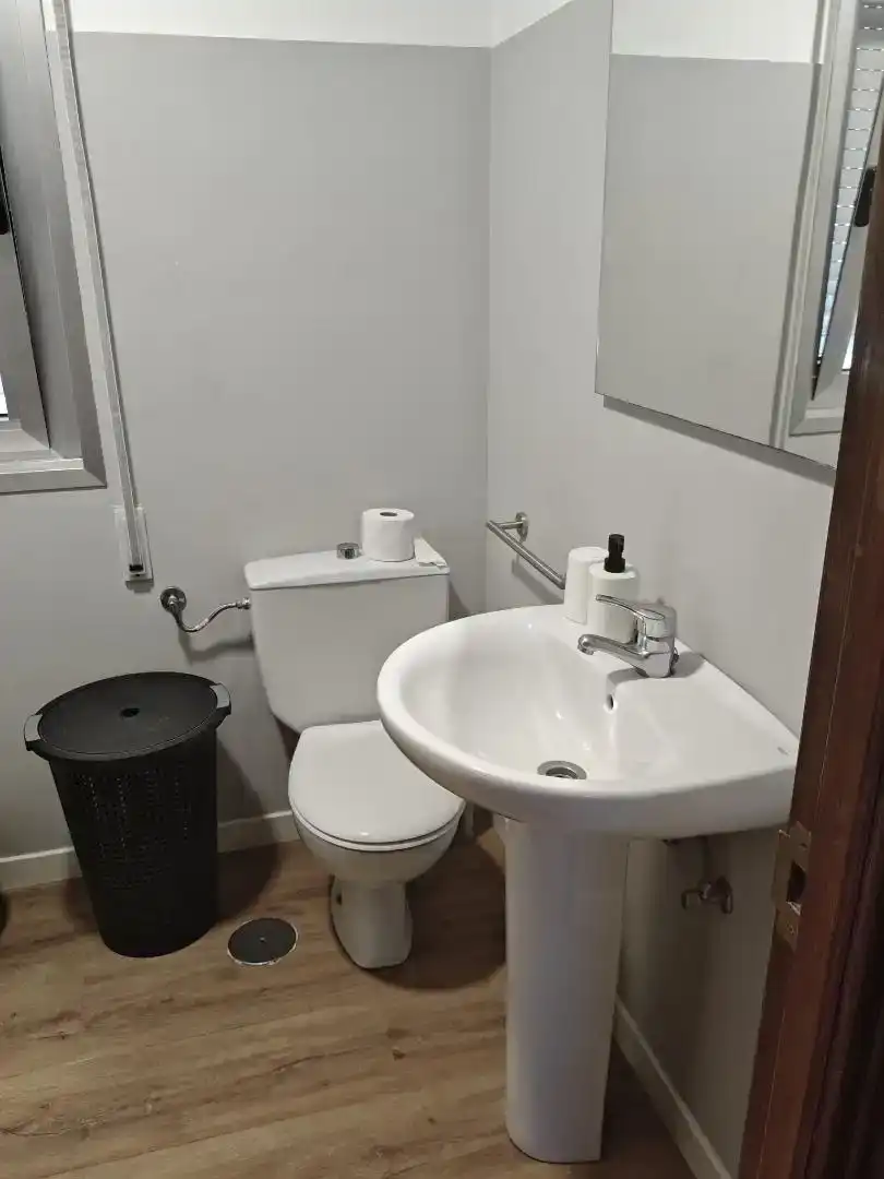 Badezimmer von Wohnungen zur Miete in Valdoviño mit Privatgarten, Parkett und Abstellraum