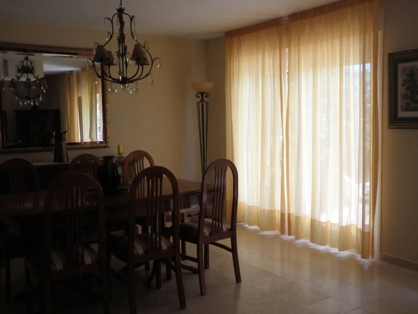 Menjador de Casa adosada en venda en Estepona amb Aire condicionat, Terrassa i TV