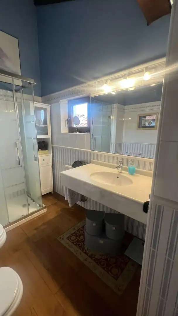 Badezimmer von Haus oder Chalet zum Verkauf in Suances mit Heizung, Privatgarten und Parkett