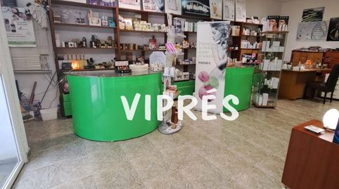 Local comercial de casi 200 metros a pie de calle. Cuenta con dos magníficas plantas, por lo que es ideal para montar tu propio ne