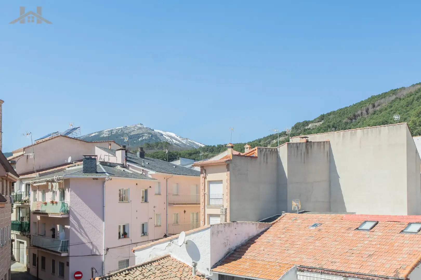 Vista exterior de Àtic en venda en Miraflores de la Sierra amb Calefacció, Traster i Moblat