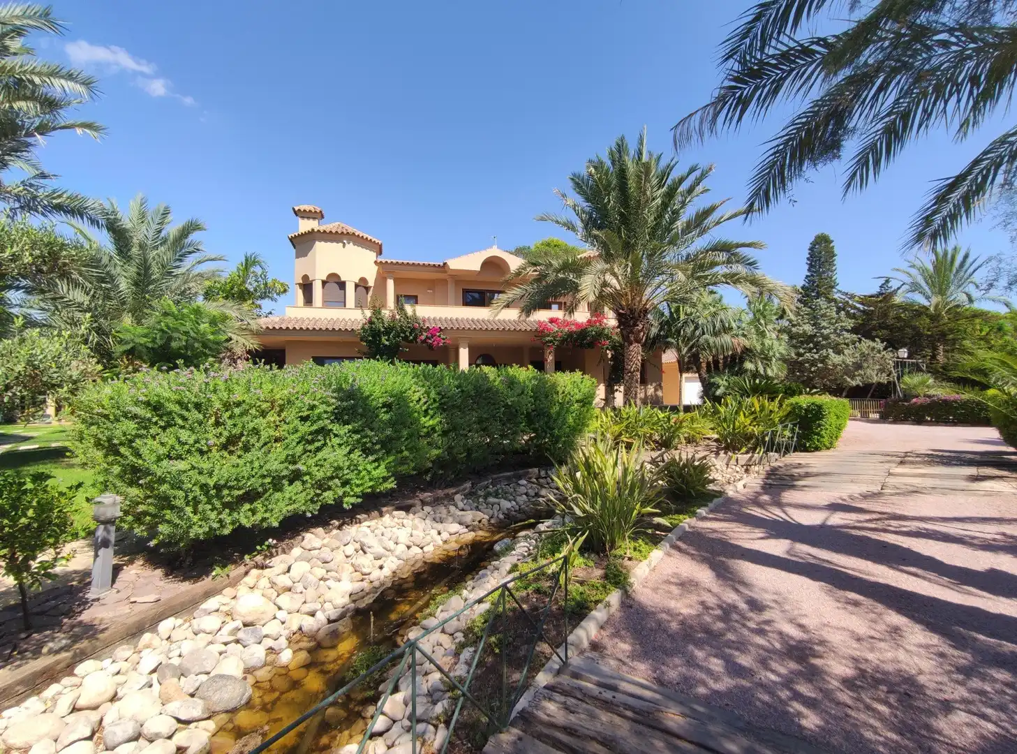 Vista exterior de Casa o xalet en venda en Elche / Elx amb Aire condicionat, Calefacció i Jardí privat