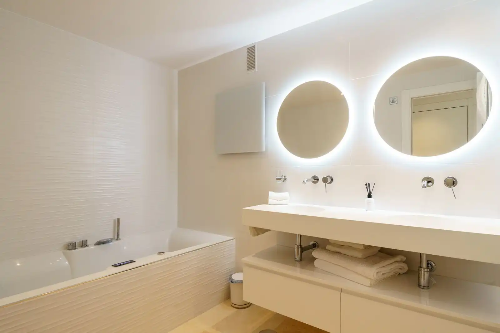 Badezimmer von Wohnung zum Verkauf in Benahavís mit Terrasse, Abstellraum und Möbliert