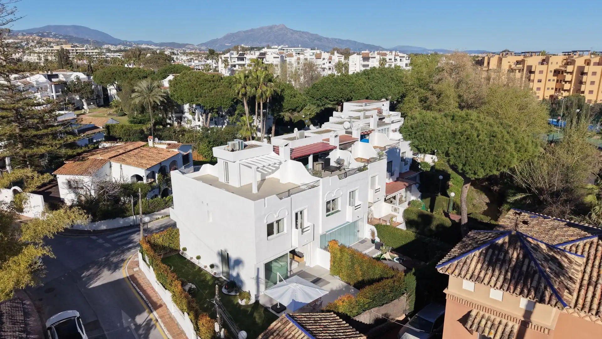 Vista exterior de Casa adosada en venda en Estepona amb Terrassa i Balcó
