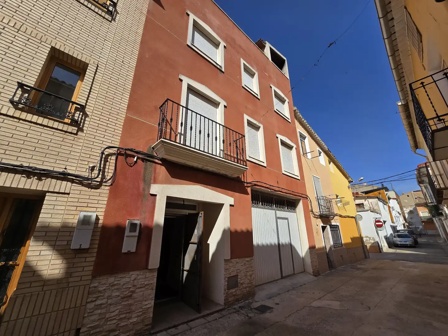 Vista exterior de Casa adosada en venta en Utiel con Terraza
