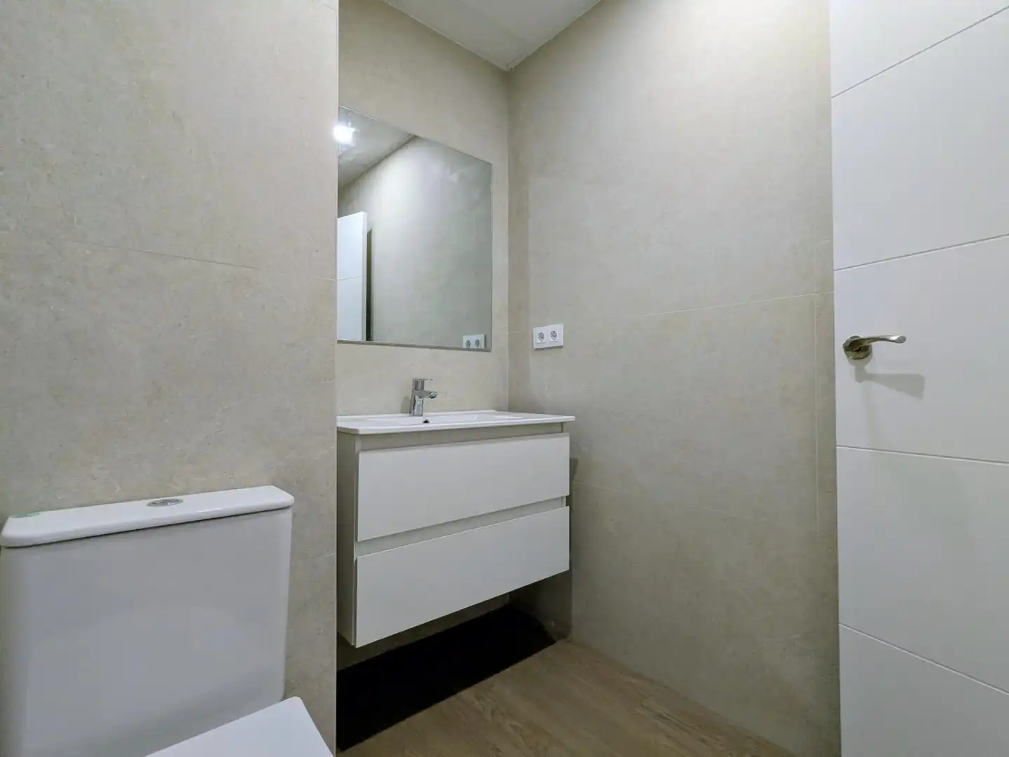 Bathroom of Commercial properties for rent in Valencia  with Air Conditioner