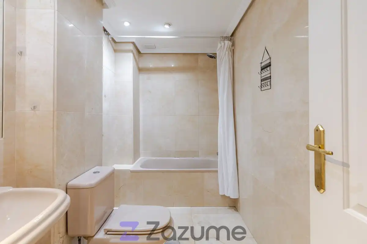 Baño de Estudio de alquiler en Majadahonda con Calefacción, Jardín privado y Parquet