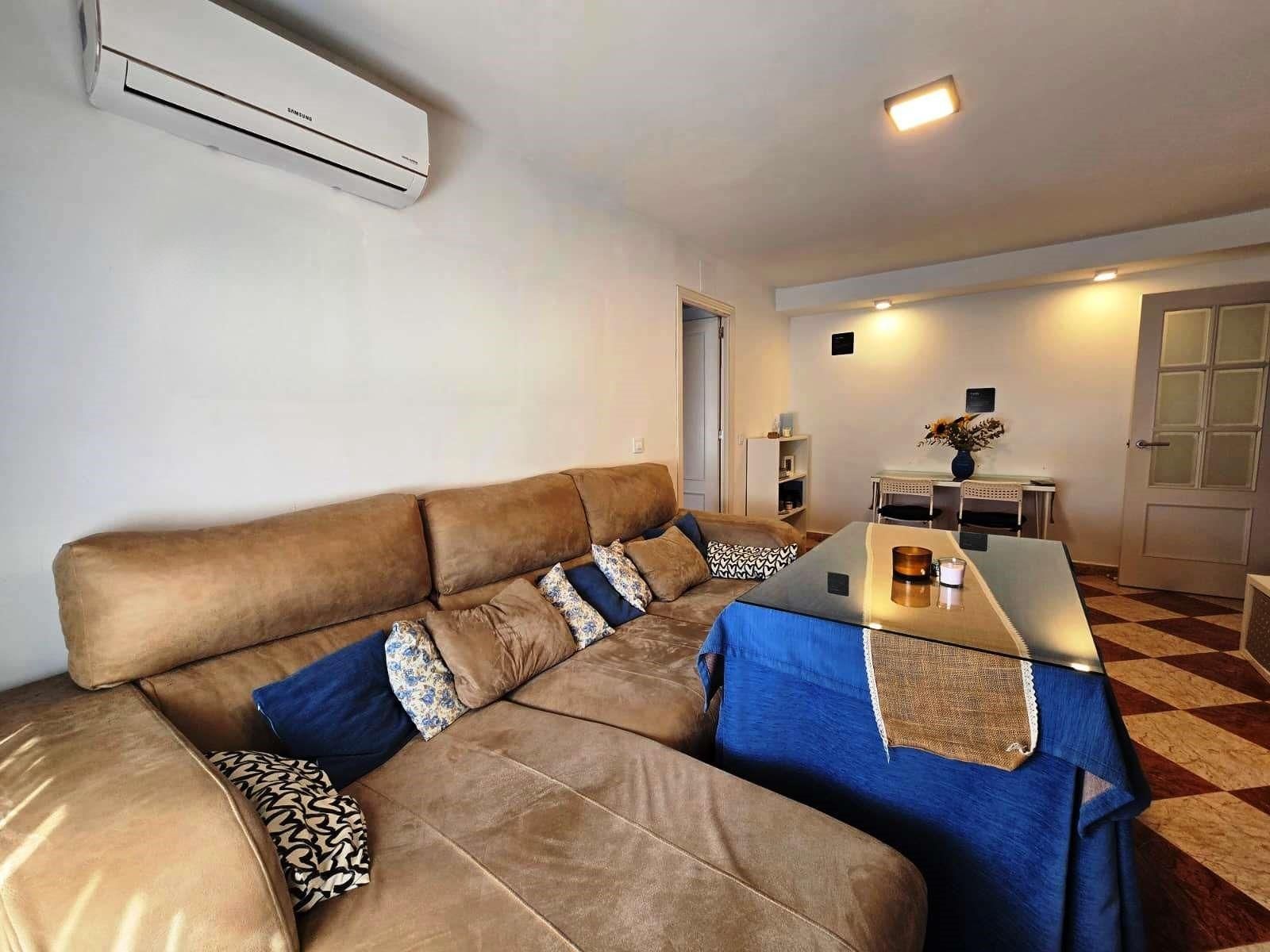 Sala d'estar de Pis en venda en Castilleja de la Cuesta amb Aire condicionat