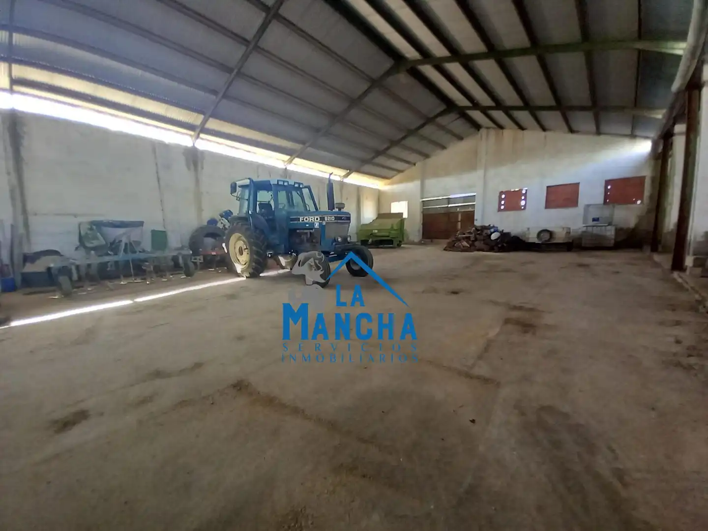 Parking of Country homes for sale in Hoya-Gonzalo