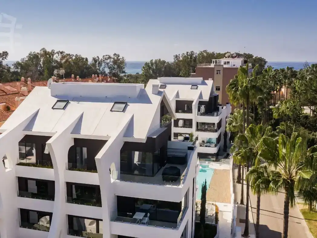 Vista exterior de Pis en venda en Marbella amb Aire condicionat, Piscina i Balcó