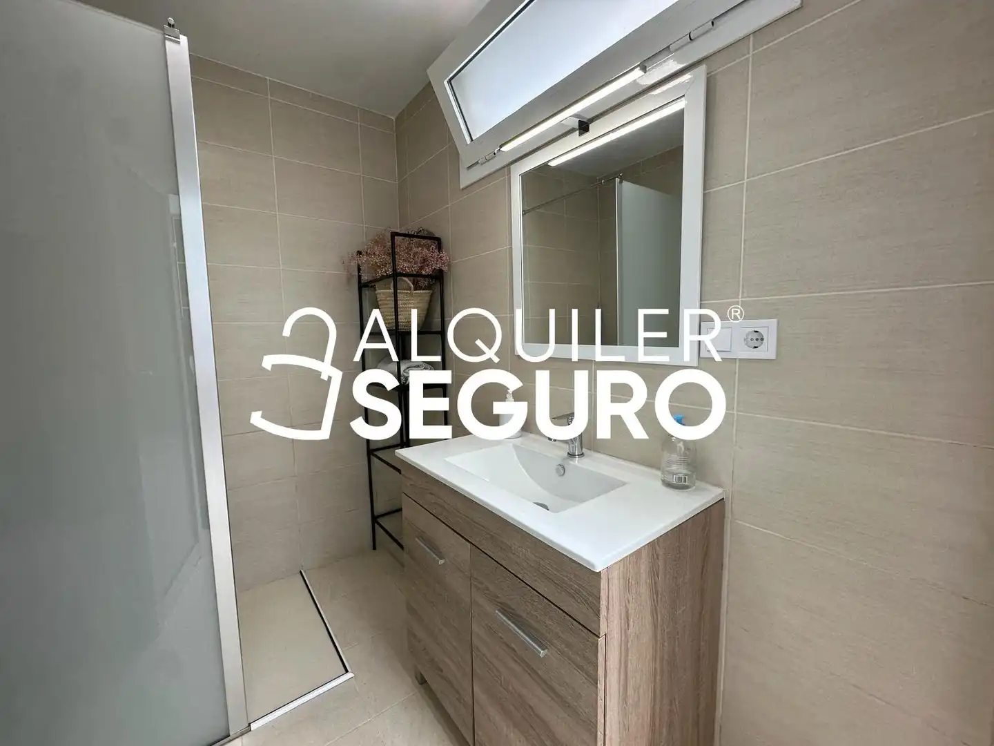 Baño de Piso de alquiler en Valencia con Aire acondicionado, Terraza y Amueblado