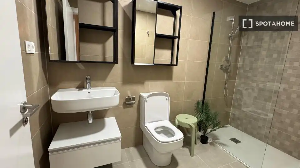 Bathroom of Flat for rent in Valencia  with Air Conditioner, Heating and Furnished