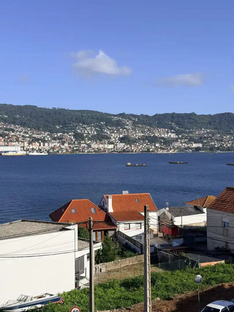 Vista exterior de Àtic en venda en Moaña amb Parquet, Traster i Moblat