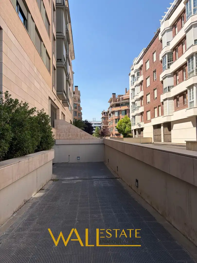 Außenansicht von Garage zum Verkauf in Madrid