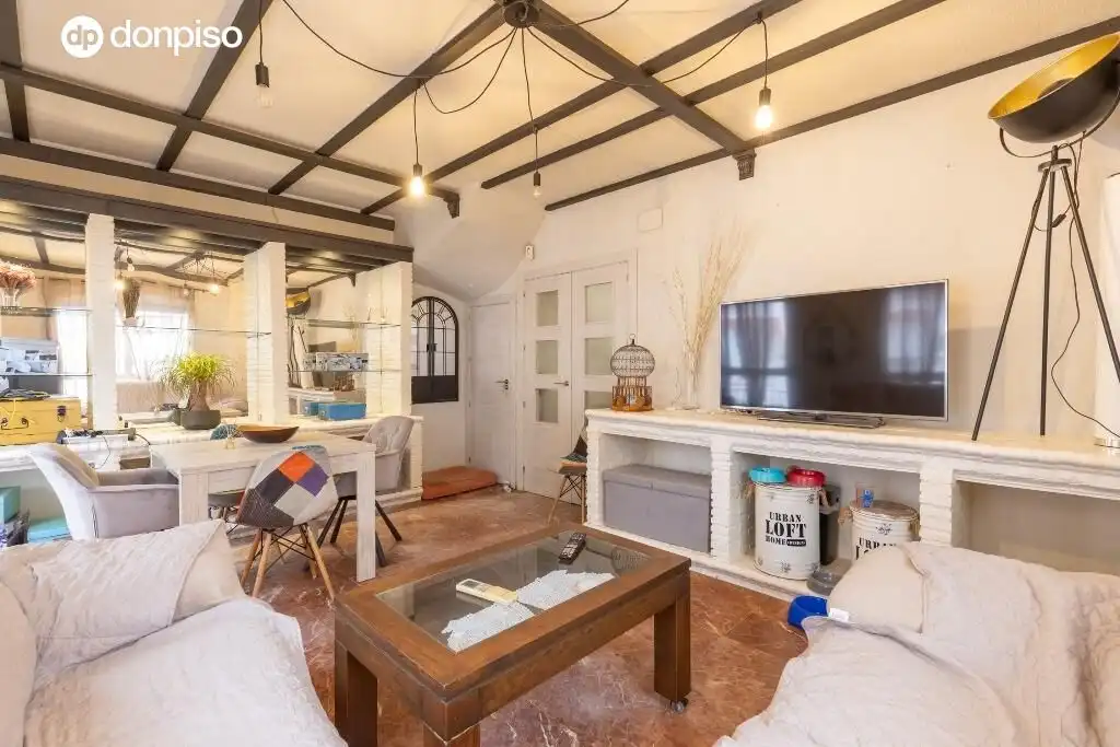 Sala d'estar de Casa adosada en venda en Granada amb Terrassa i Piscina comunitària