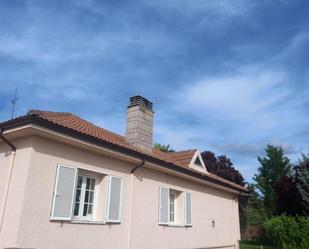 Vista exterior de Casa o xalet en venda en Santovenia de la Valdoncina amb Calefacció, Jardí privat i Terrassa