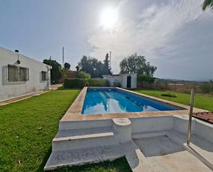 Piscina de Casa o xalet en venda en Vélez-Málaga amb Piscina i Moblat
