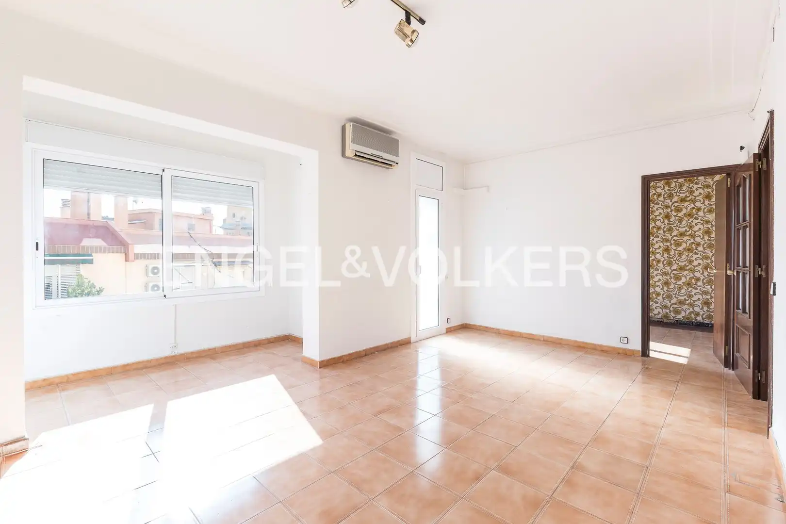 Vista exterior de Piso en venta en Barcelona con Calefacción