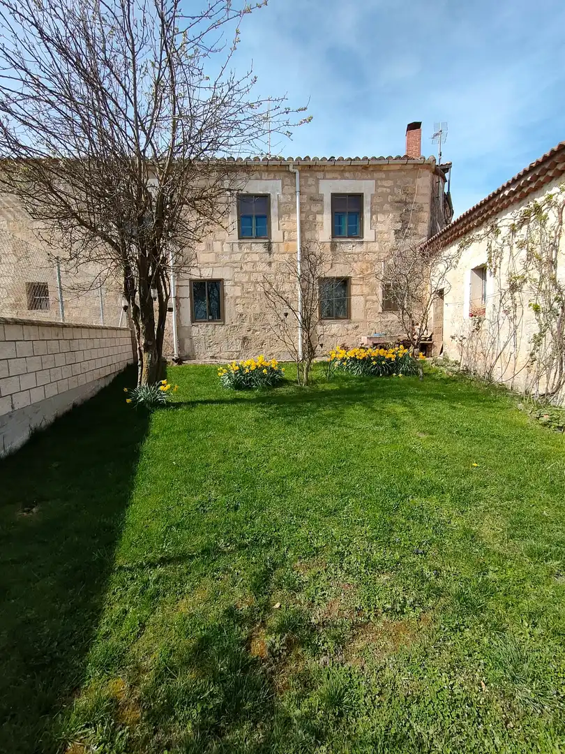 Casa amb jardí en venda a Calle Iglesia 6