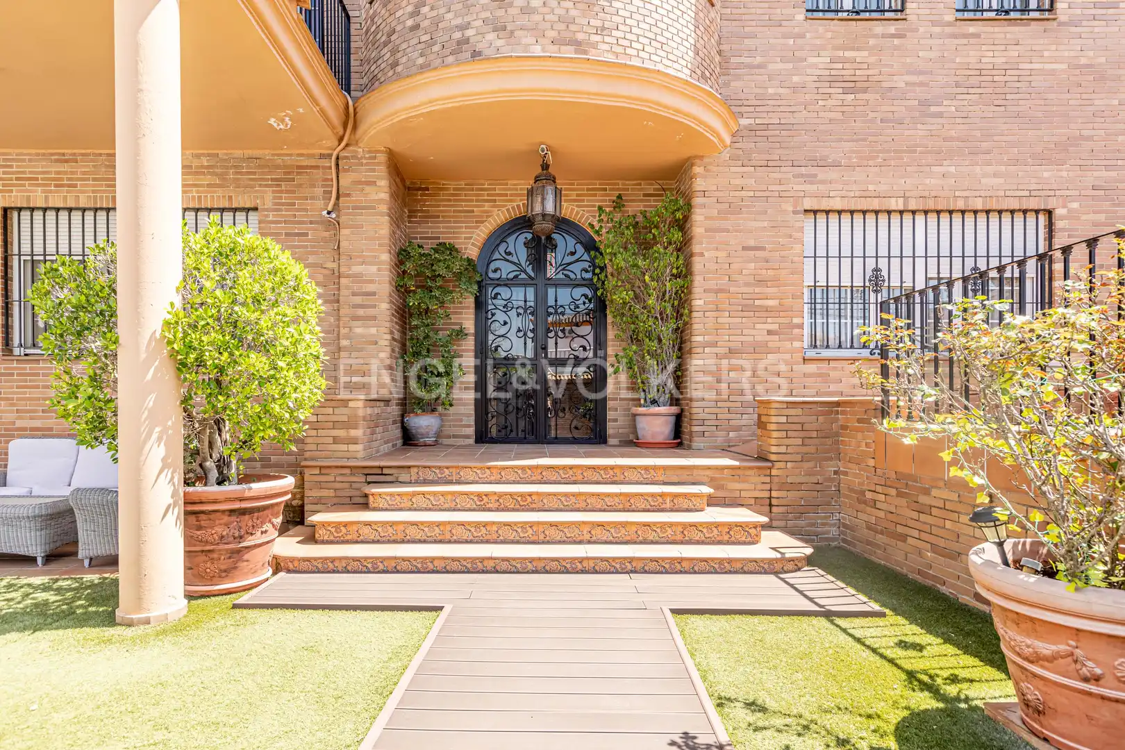 Vista exterior de Casa o xalet en venda en Utrera amb Aire condicionat, Calefacció i Jardí privat