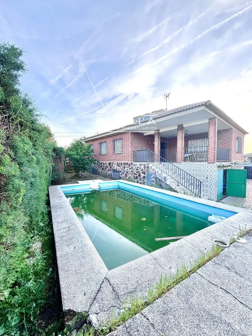 Vista exterior de Casa o xalet en venda en El Viso de San Juan amb Calefacció, Terrassa i Piscina