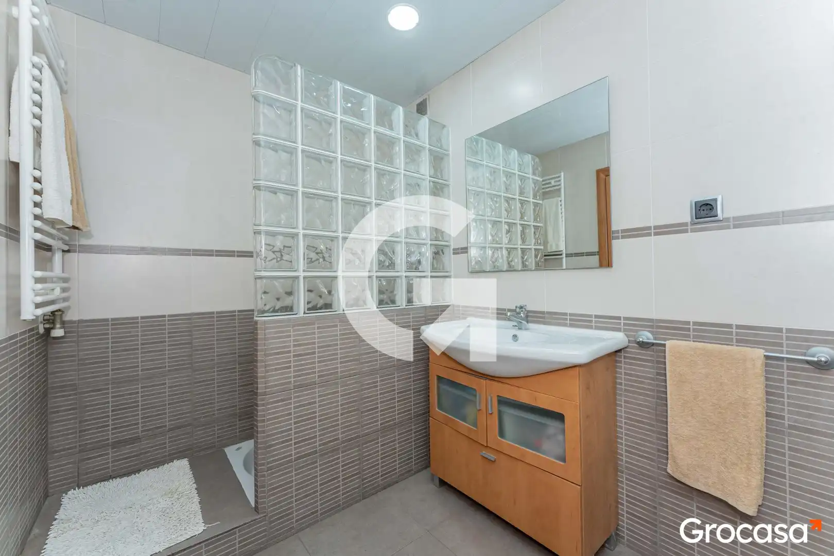 Baño de Casa adosada en venta en Cornellà de Llobregat con Aire acondicionado, Calefacción y Trastero