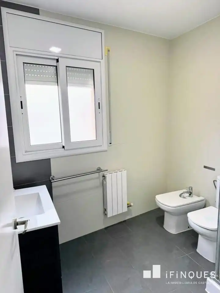 Bany de Casa o xalet en venda en Rubí amb Terrassa, Piscina i Internet