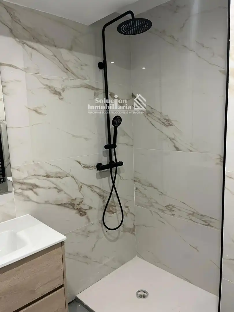 Badezimmer von Wohnungen zum Verkauf in Madrid mit Klimaanlage und Heizung