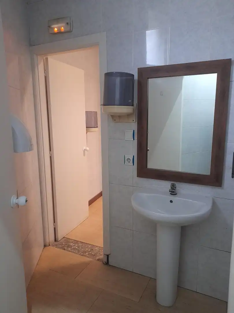 Badezimmer von Geschaftsraum zur Miete in Dosrius mit Klimaanlage