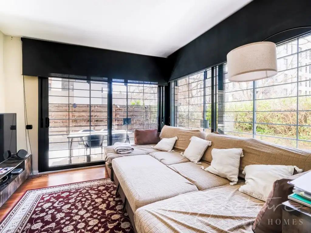 Sala d'estar de Planta baixa en venda en Sant Cugat del Vallès amb Aire condicionat, Jardí privat i Piscina