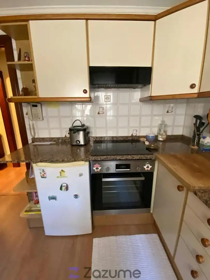 Cuina de Pis de lloguer en Gijón  amb Calefacció, Moblat i Forn