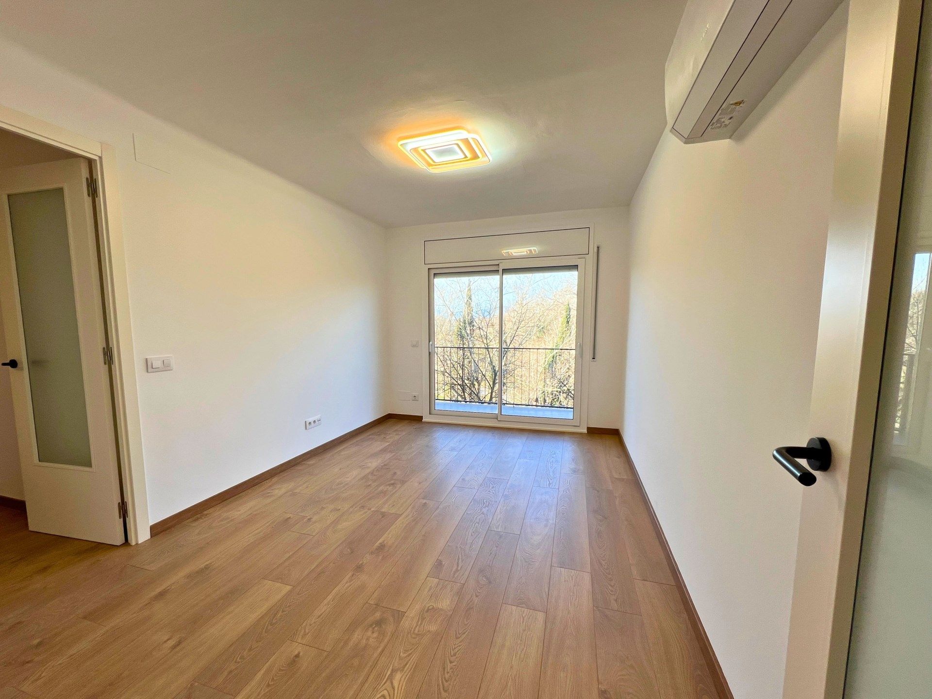 Bedroom of Flat for sale in Girona Capital  with Air Conditioner and Balcony