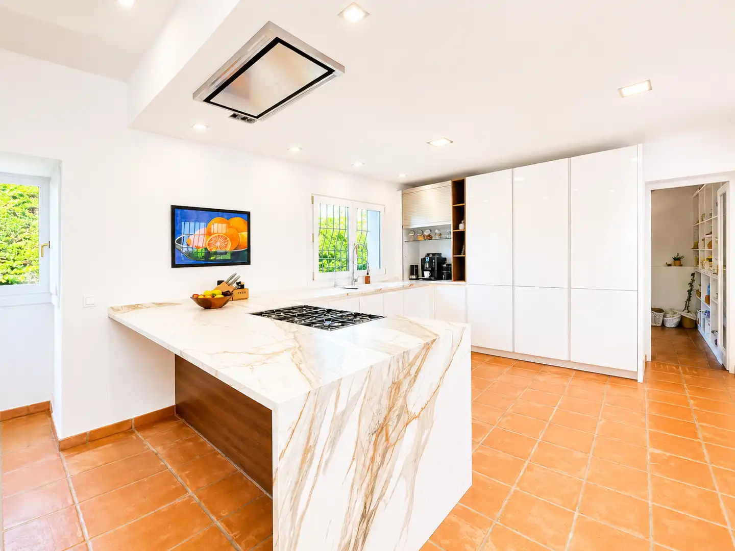 Cuina de Casa o xalet en venda en Sotogrande amb Aire condicionat, Jardí privat i Terrassa