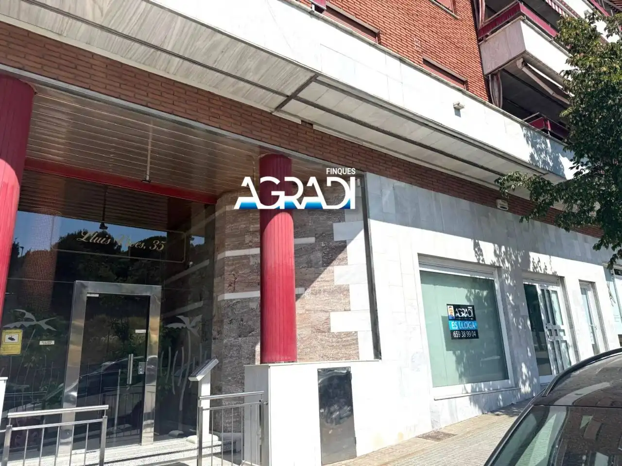 Local comercial de lloguer a Calle lluis vives 35