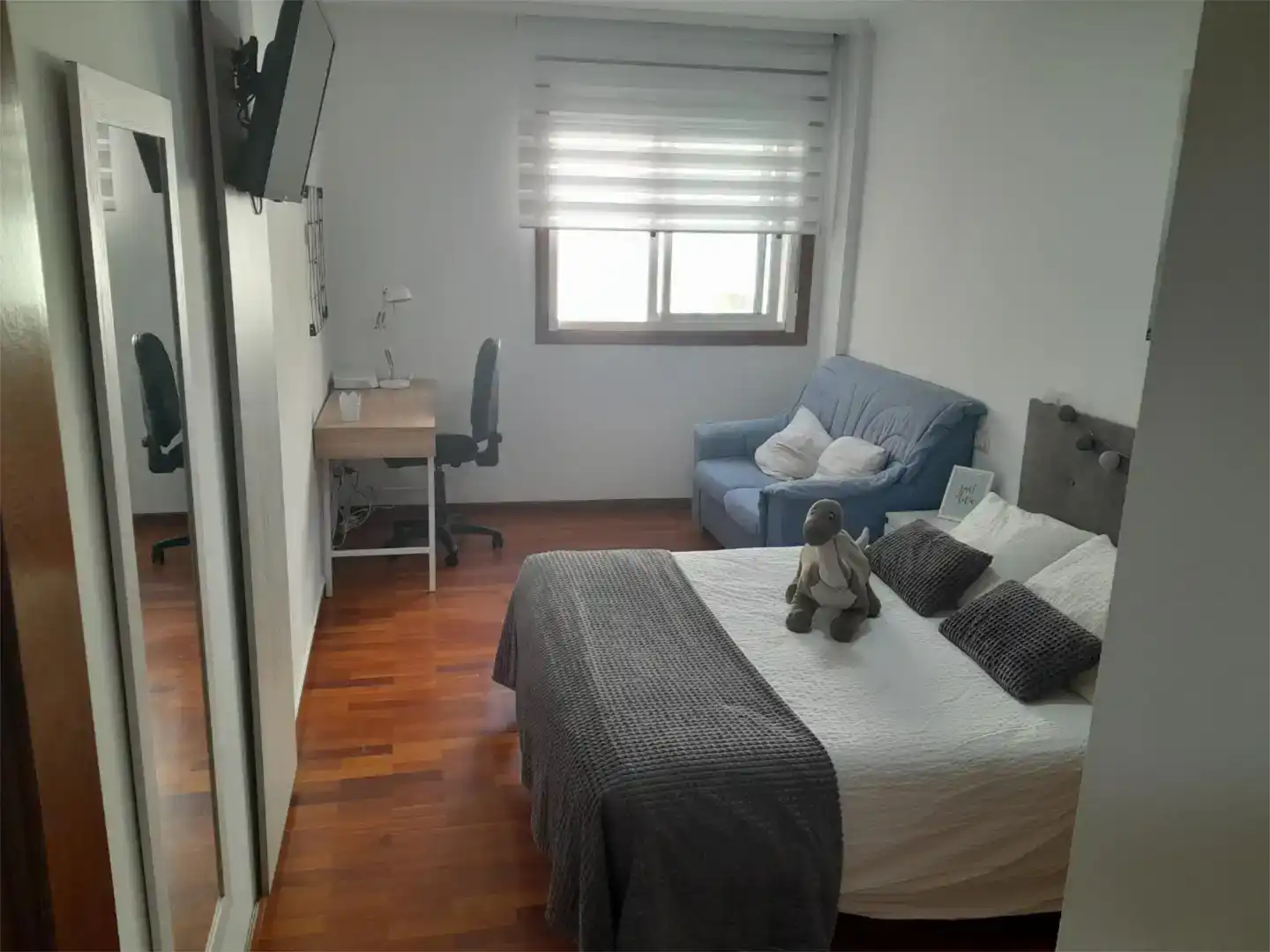 Dormitori de Apartament per a compartir en A Coruña Capital  amb Parquet, Moblat i Forn