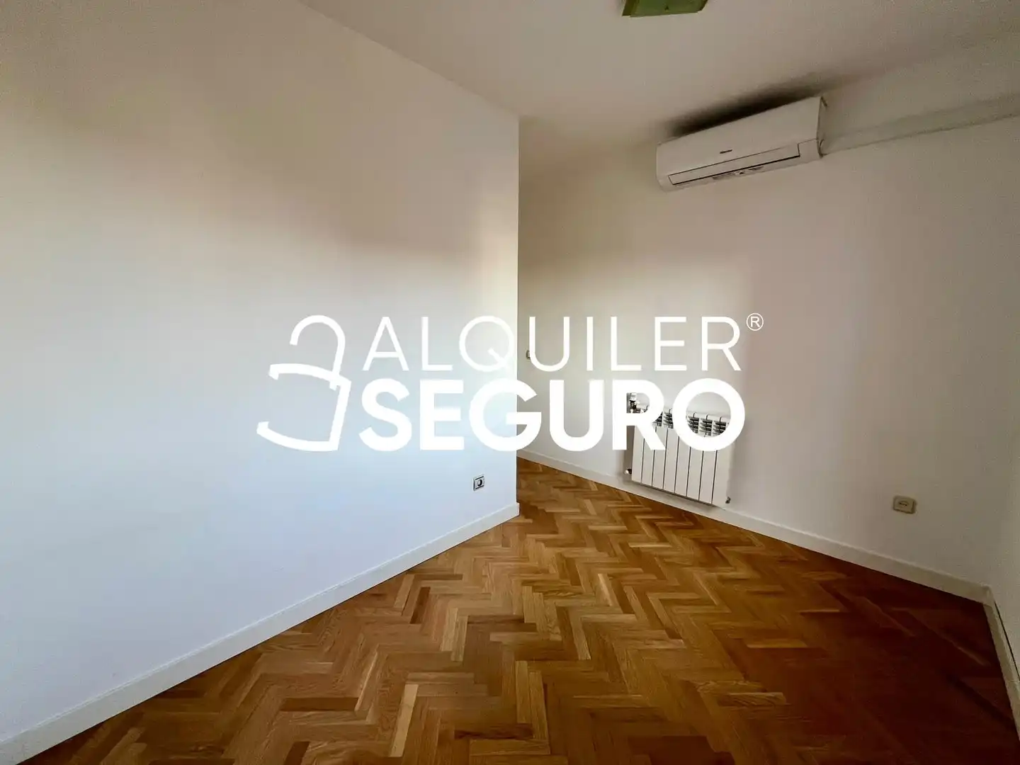 Bedroom of Flat for rent in Madrid  with Air Conditioner and Heating