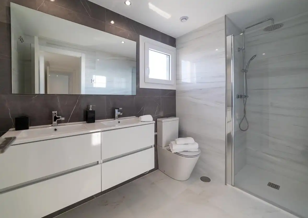 Badezimmer von Wohnungen zur Miete in Torrevieja mit Klimaanlage, Privatgarten und Terrasse