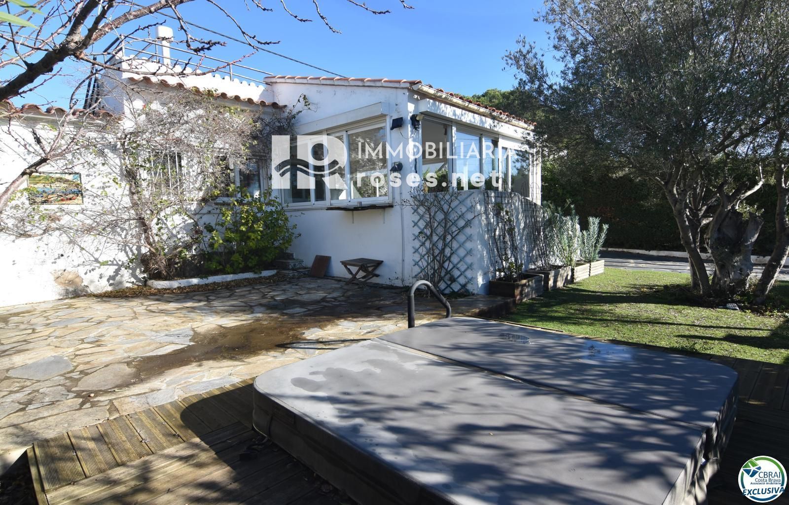 Vista exterior de Casa o xalet en venda en Roses amb Aire condicionat i Moblat