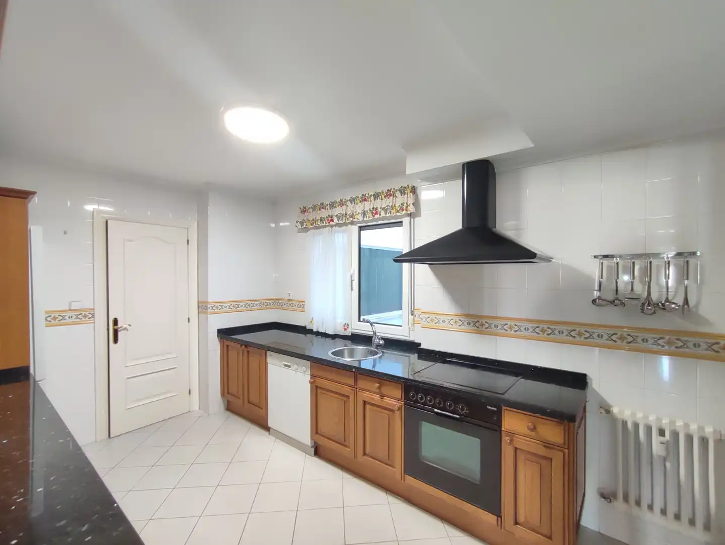 Cocina de Piso de alquiler en Gijón  con Calefacción, Parquet y Amueblado