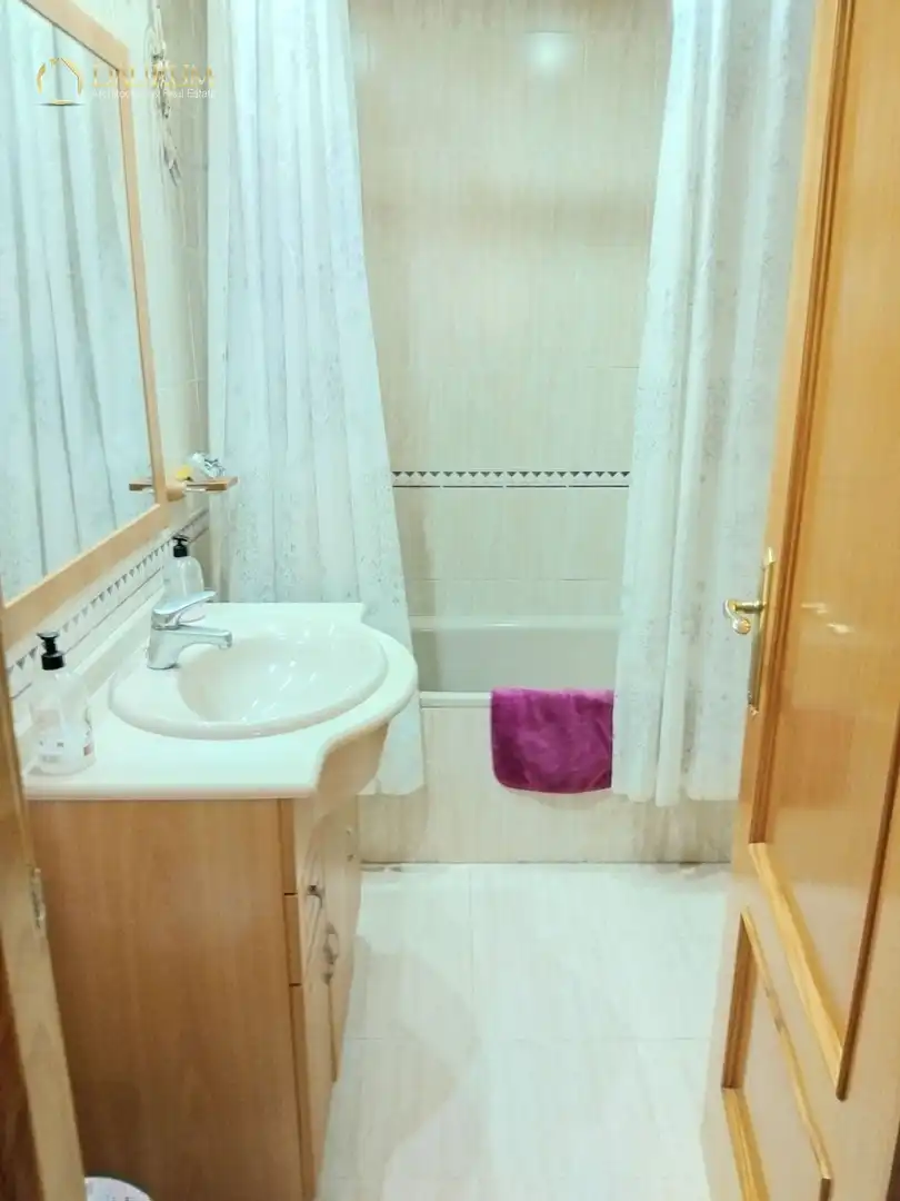 Bany de Pis en venda en Mijas amb Aire condicionat, Terrassa i Piscina
