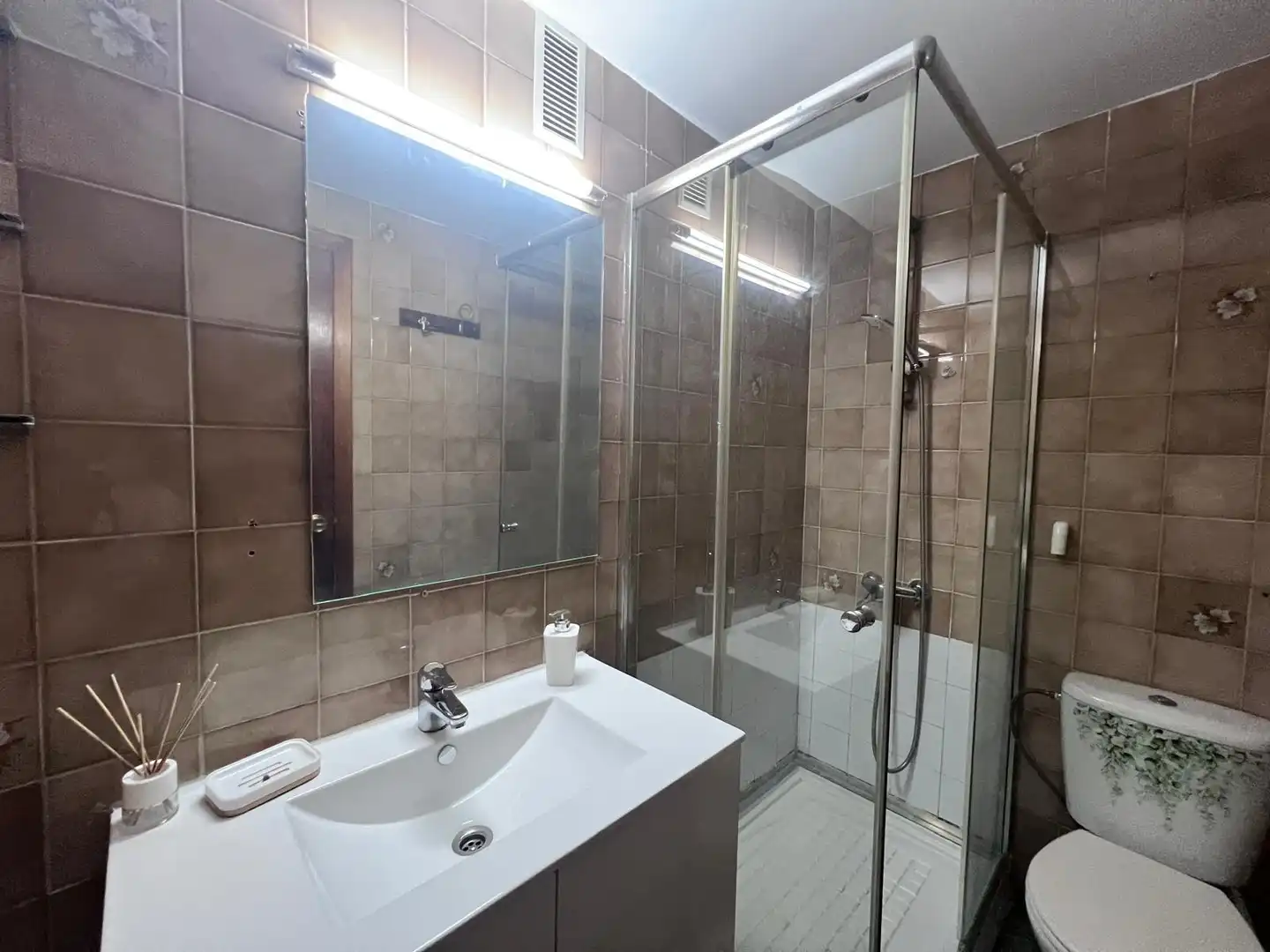 Baño de Piso de alquiler en Oviedo  con Calefacción y Amueblado