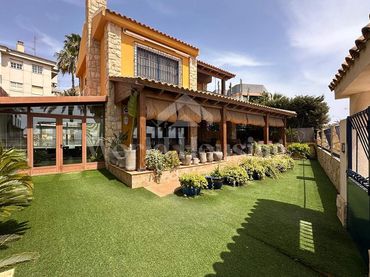 Villa avec balcon à vendre à SANTIAGO BERNABEU