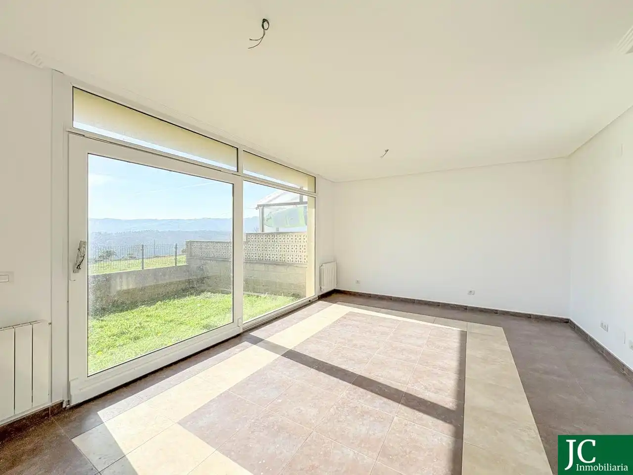 Sala d'estar de Casa adosada en venda en Ampuero amb Calefacció, Jardí privat i Terrassa