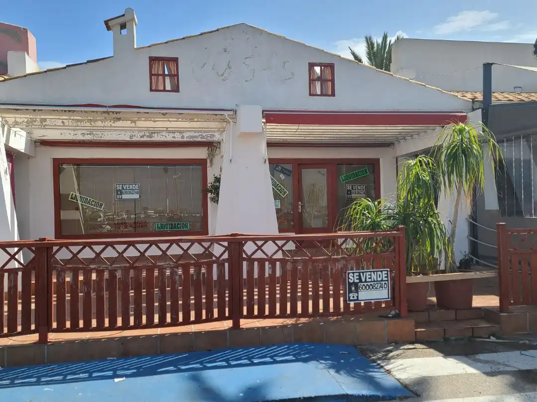 Vista exterior de Local en venda en La Manga del Mar Menor amb Aire condicionat, Calefacció i Terrassa