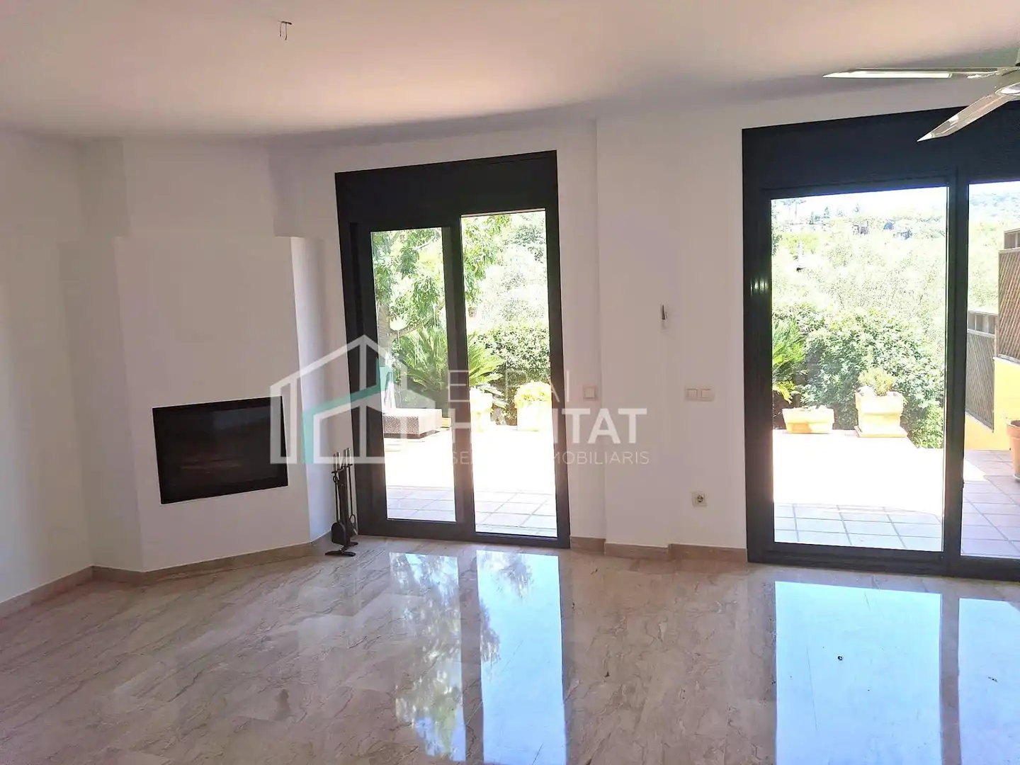 Sala d'estar de Casa adosada de lloguer en Cabrils amb Calefacció, Jardí privat i Parquet